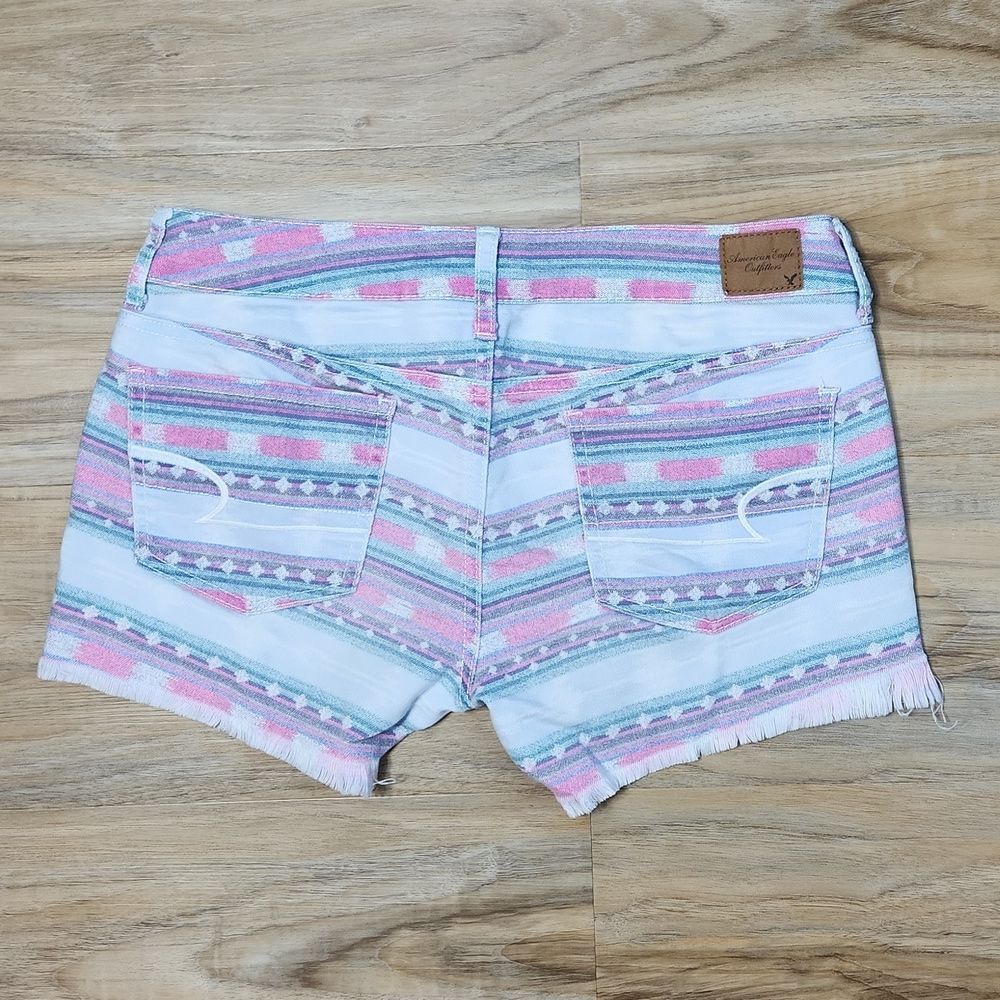 🔹️American Eagle Pink & Blue Aztec Print Raw Hem Shorts Size 4 - Picture 3 of 11